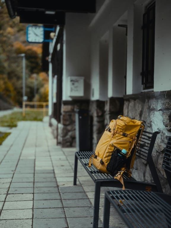宿坊に向けた旅の荷物を準備するイメージ