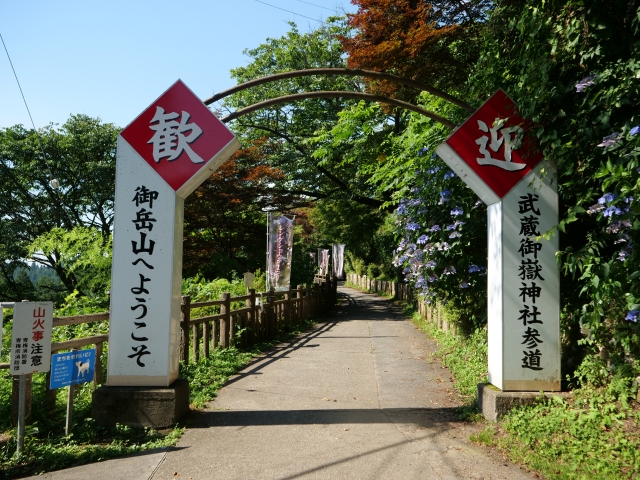 武蔵御嶽神社の参道入口
